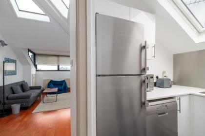 GuestReady - Sunny Top Floor Flat with views - image 15
