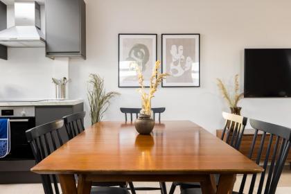 The Margravine Maisonette - Modern & Bright 2BDR Flat - image 21