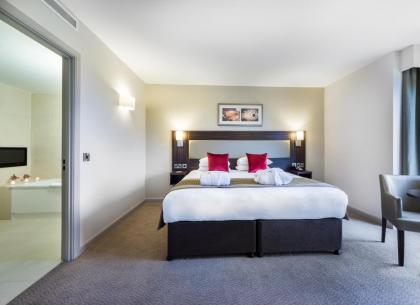 Heston Hyde Hotel - image 22
