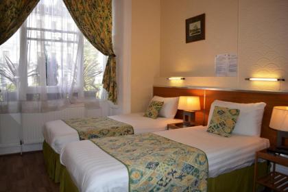 Falcon Hotel - image 8