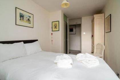 GuestReady - Beautiful 2BR Townhouse w Garden - image 22