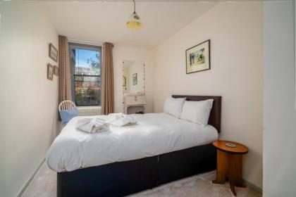 GuestReady - Beautiful 2BR Townhouse w Garden - image 23
