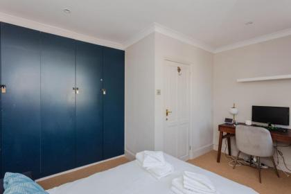 Newly Refurbished 4 Bedroom House in East London - image 21