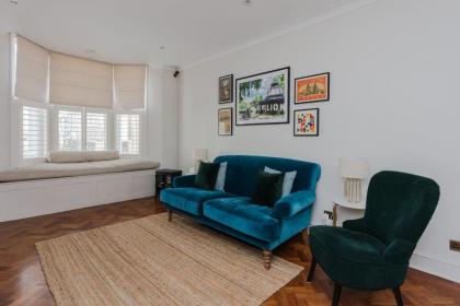 Newly Refurbished 4 Bedroom House in East London - image 22
