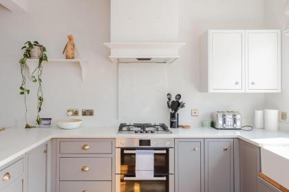 Newly Refurbished 4 Bedroom House in East London - image 24