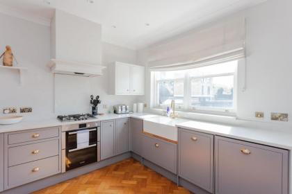 Newly Refurbished 4 Bedroom House in East London - image 25