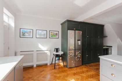 Newly Refurbished 4 Bedroom House in East London - image 26