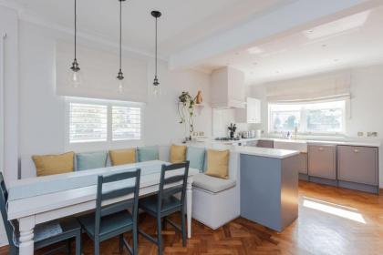 Newly Refurbished 4 Bedroom House in East London - image 27