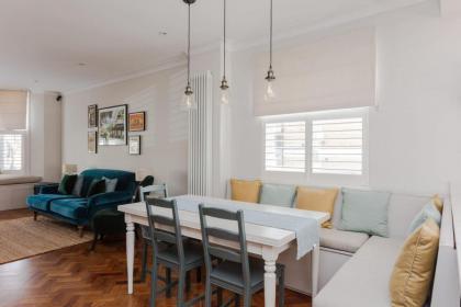 Newly Refurbished 4 Bedroom House in East London - image 28