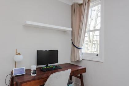 Newly Refurbished 4 Bedroom House in East London - image 29