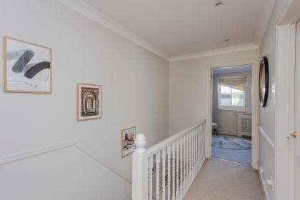 Newly Refurbished 4 Bedroom House in East London - image 30