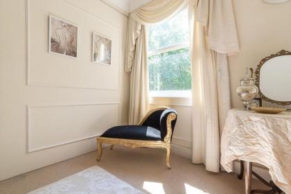 Elegant 3 Bedroom Home Located in South Kensington - image 21