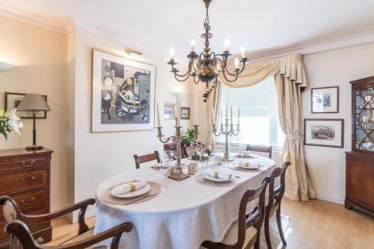 Elegant 3 Bedroom Home Located in South Kensington - image 22