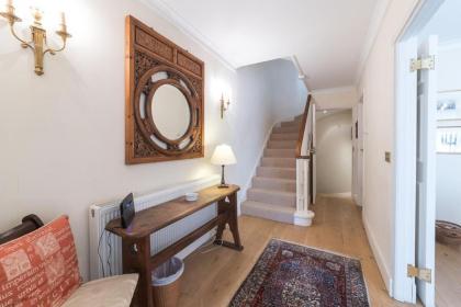 Elegant 3 Bedroom Home Located in South Kensington - image 23