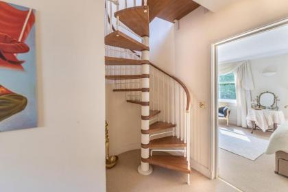 Elegant 3 Bedroom Home Located in South Kensington - image 24