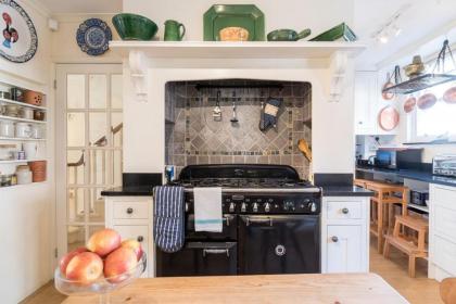 Elegant 3 Bedroom Home Located in South Kensington - image 25
