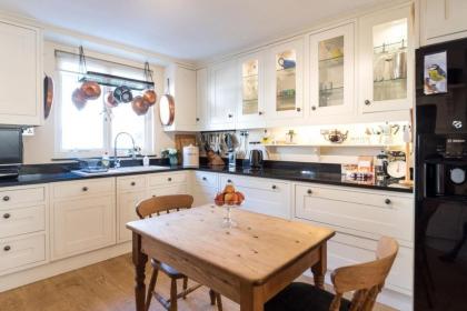 Elegant 3 Bedroom Home Located in South Kensington - image 26
