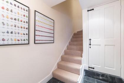 Elegant 3 Bedroom Home Located in South Kensington - image 27