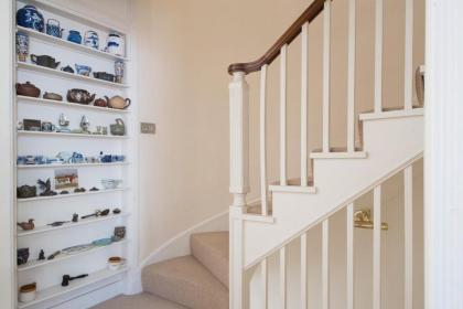 Elegant 3 Bedroom Home Located in South Kensington - image 28