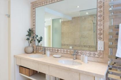 Elegant 3 Bedroom Home Located in South Kensington - image 29