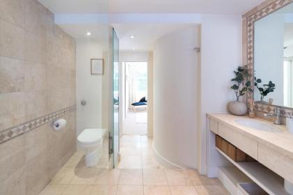 Elegant 3 Bedroom Home Located in South Kensington - image 30
