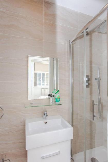 Modern 2 Bedroom Apartment in Marble Arch - image 25