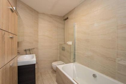 Modern 2 Bedroom Apartment in Marble Arch - image 26