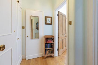 Gorgeous 1 Bedroom in Earl's Court with Vintage Furniture - image 21