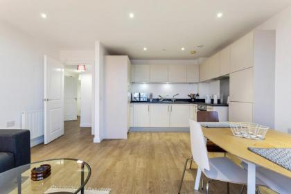 Modern 1 Bedroom Apartment Near Canary Wharf with Balcony - image 21