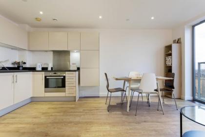 Modern 1 Bedroom Apartment Near Canary Wharf with Balcony - image 22