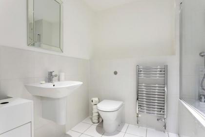 Modern 1 Bedroom Apartment Near Canary Wharf with Balcony - image 23