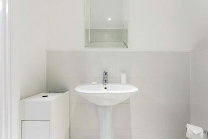 Modern 1 Bedroom Apartment Near Canary Wharf with Balcony - image 24