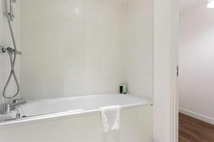 Modern 1 Bedroom Apartment Near Canary Wharf with Balcony - image 25