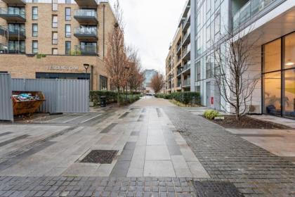 Modern 1 Bedroom Apartment Near Canary Wharf with Balcony - image 27