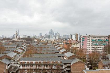 Modern 1 Bedroom Apartment Near Canary Wharf with Balcony - image 28