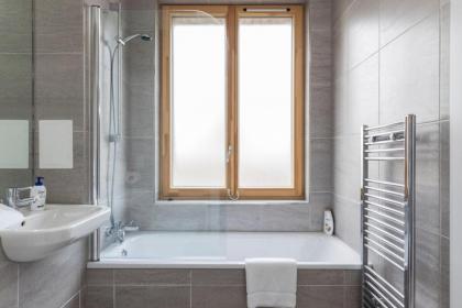 Modern and Designed 2 Bedroom Apartment with terrace Notting Hill - image 21
