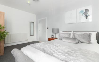 Stunning and Spacious 4 Bed Apr next to BrickLane - image 23