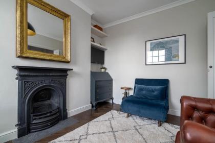 Top Floor Chic Camden Apartment sleep 2 - image 11