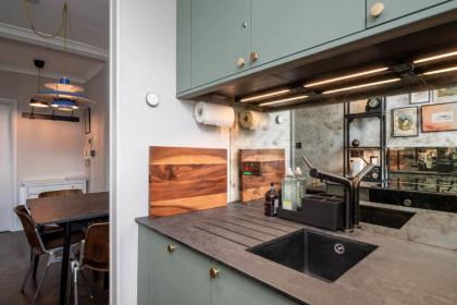 Top Floor Chic Camden Apartment sleep 2 - image 14