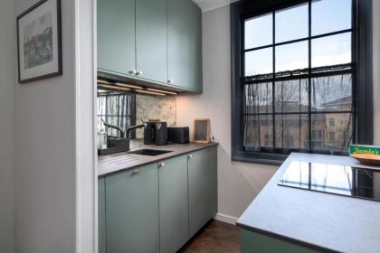 Top Floor Chic Camden Apartment sleep 2 - image 15