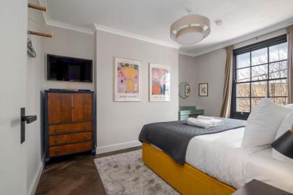 Top Floor Chic Camden Apartment sleep 2 - image 16