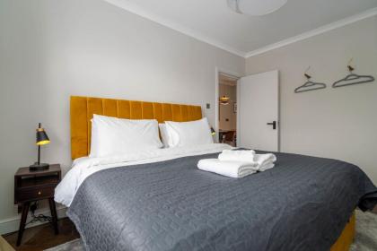 Top Floor Chic Camden Apartment sleep 2 - image 20