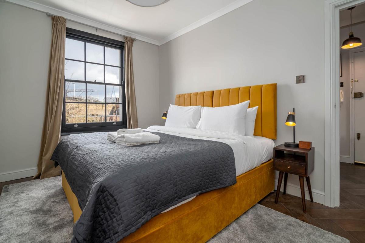 Top Floor Chic Camden Apartment sleep 2 - image 3