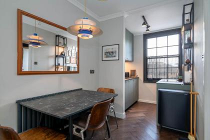 Top Floor Chic Camden Apartment sleep 2 - image 4