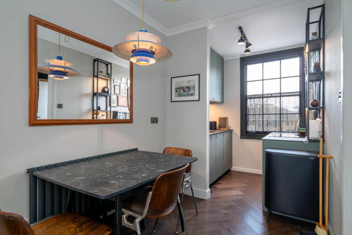 Top Floor Chic Camden Apartment sleep 2 - image 4