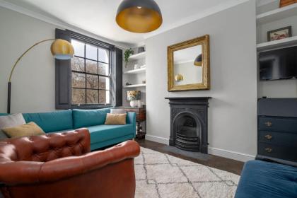 Top Floor Chic Camden Apartment sleep 2 - image 6