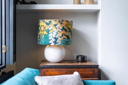 Top Floor Chic Camden Apartment sleep 2 - image 7