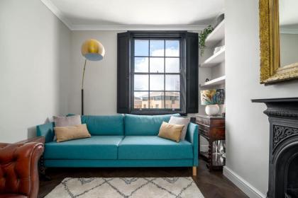 Top Floor Chic Camden Apartment sleep 2 - image 8