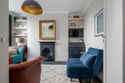 Top Floor Chic Camden Apartment sleep 2 - image 9