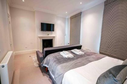 Spacious & Modern 3BRs house in central london - image 21